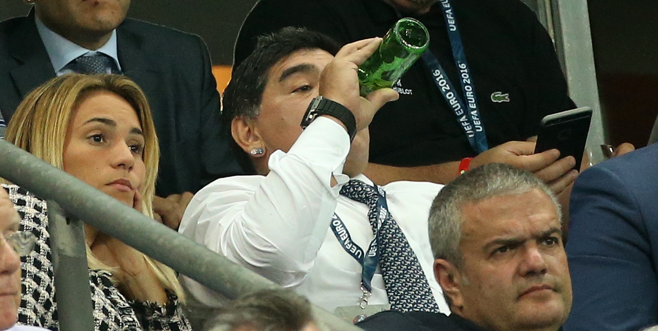 Maradona "ejercitando" el codo durante un partido de la Euro. 