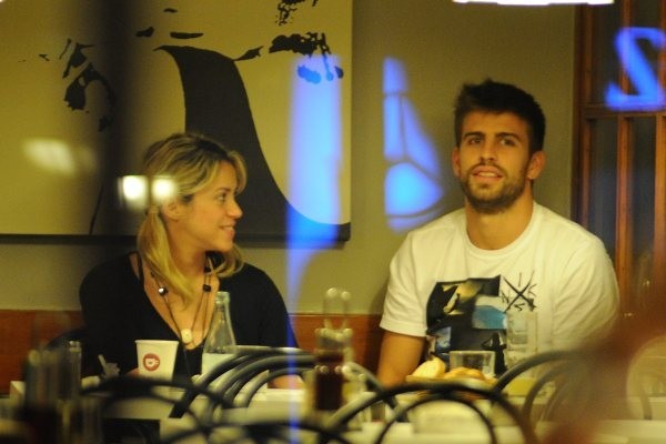 Shakira-et-Gerard-Pique-au-restaurant-a-Madrid-le-25-septembre-2012_portrait_w674d