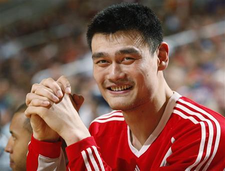 Houston Rockets Yao Ming is pictured during a timeout against the Phoenix Suns during their NBA basketball game in Phoenix, Arizona in this April 1, 2009 file photo. REUTERS/Rick Scuteri/Files