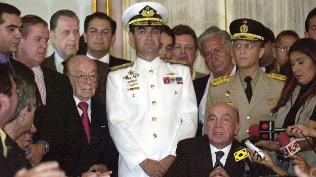 Díaz a la mano izquierda del Vicealmirante Carlos Molina Tamayo