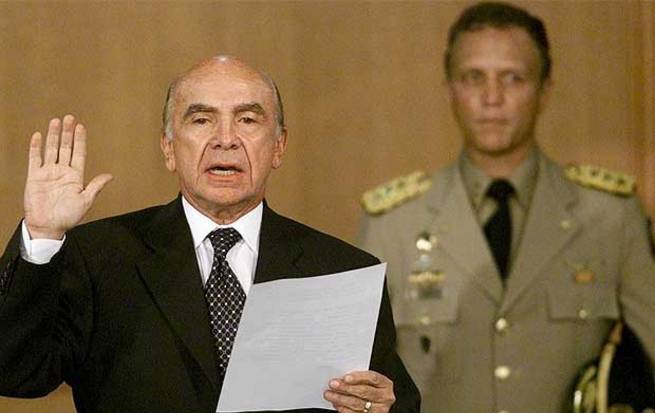 Díaz escoltando a Pedro Carmona Estanga cuando tomó brevemente el poder en 2002