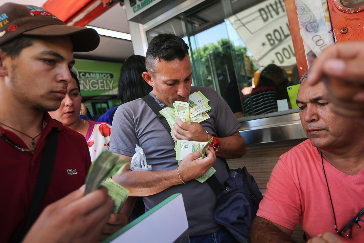 Venezuela intercambian bolívares por pesos en Cúcuta
