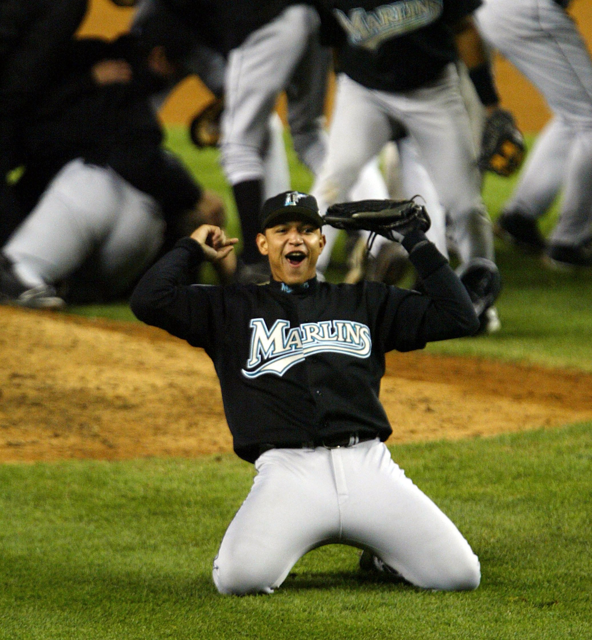 Un joven Miguel (20) celebra el último out de la SM de 2003 ante los Yankees