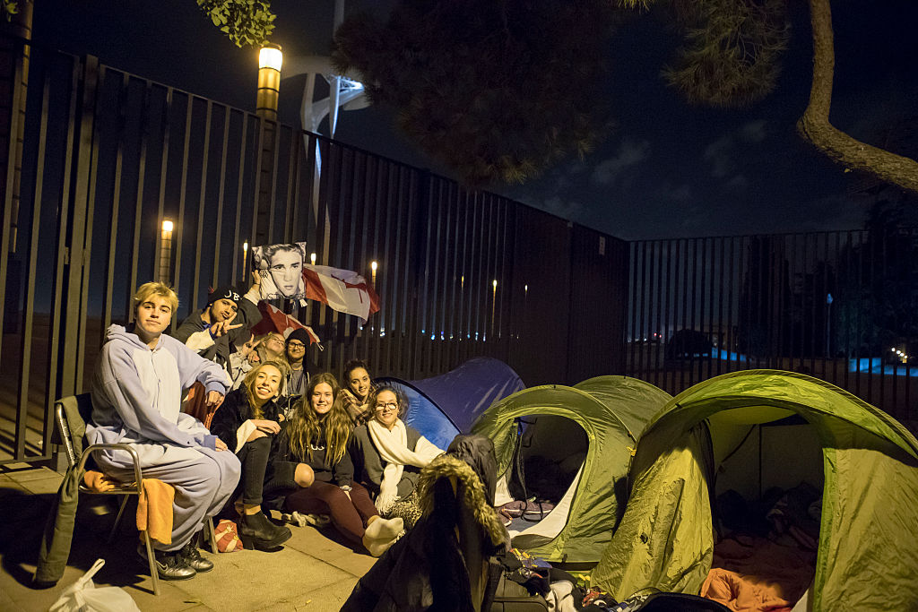 Un grupo de "believers" posa para la cámara en las afueras del ‘Palau Sant Jordi‘