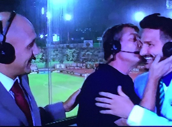 Esteban Trapiello, besa a Humberto Turinese en vivo, al declararse su fan