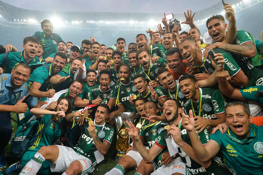 SAO PAULO, BRAZIL - NOVEMBER 27: Players of Palmeiras celebrate after winning the match between Palmeiras and Chapecoense for the Brazilian Series A 2016 at Allianz Parque on November 27, 2016 in Sao Paulo, Brazil. (Photo by Levi Bianco/Brazil Photo Press/LatinContent/Getty Images)
