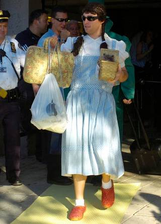 Ian Kennedy (2008) disfrazado de Dorothy del "Mago de Oz"