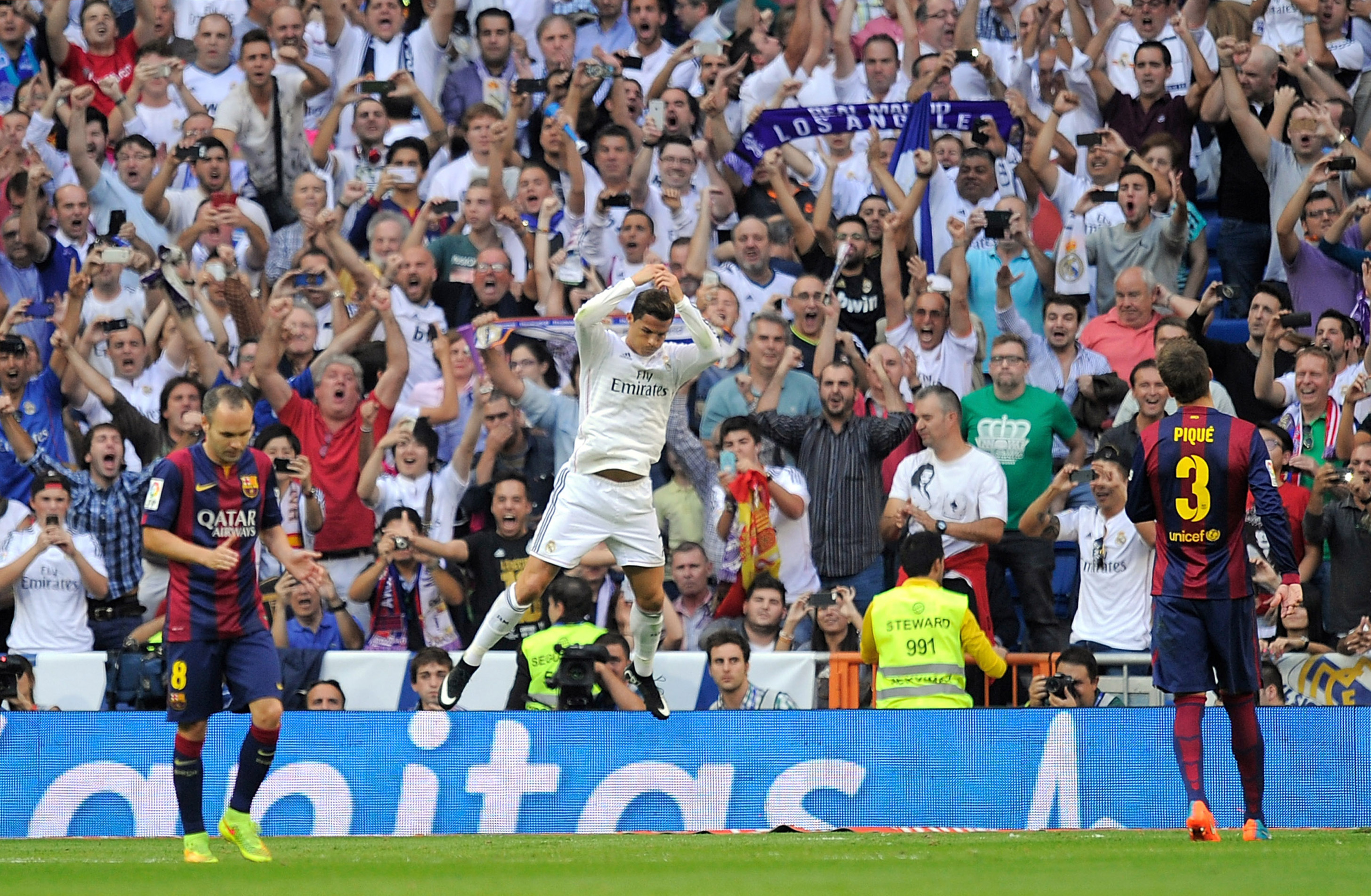 MADRID, SPAIN - OCTOBER 25: Cristiano Ronaldo of Real Madrid CF celebrates after scoring his team's opening goal from the penalty spot during the La Liga match between Real Madrid CF and FC Barcelona at Estadio Santiago Bernabeu on October 25, 2014 in Madrid, Spain. (Photo by Denis Doyle/Getty Images)