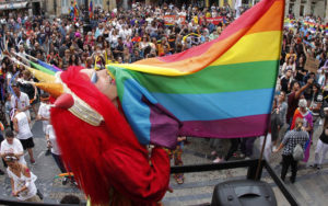 GRA261. GIJÓN, 24/06/2017.- Un momento de la marcha del Orgullo en Gijón. El colectivo de lesbianas, gais, bisexuales y transexuales de Asturias, Xega cumple 25 años defendiendo los derechos de este sector de la población. EFE/Alberto Morante
