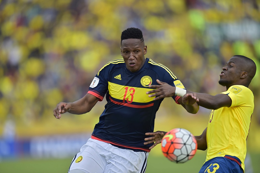 Colombia's defender Yerry Mina (L) vies for the ball with Ecuador's forward Enner Valencia during their 2018 FIFA World Cup qualifier football match in Quito, on March 28, 2017. / AFP PHOTO / Rodrigo BUENDIA